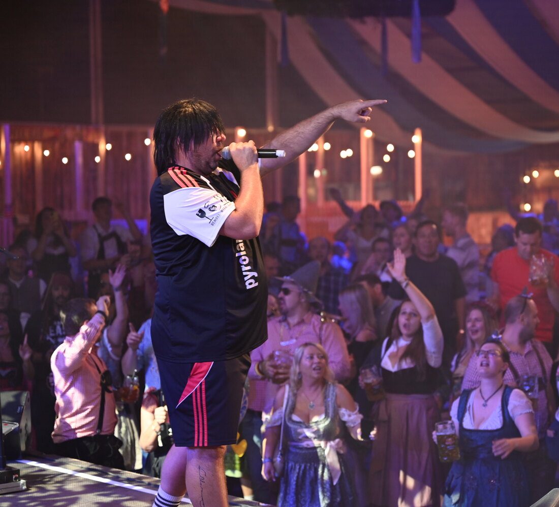Ikke Hüftgold auf der Bühne im Düsseldorfer Oktoberfest-Zelt