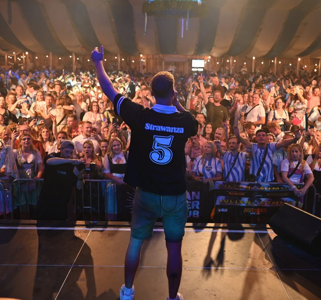 Julian Sommer auf der Bühne im Düsseldorfer Oktoberfest-Zelt