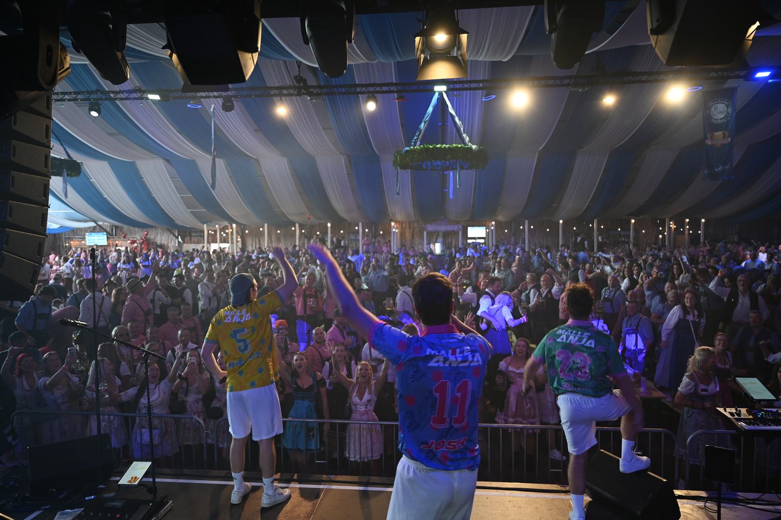 Volles Festzelt vor der Bühne beim Düsseldorfer Oktoberfest
